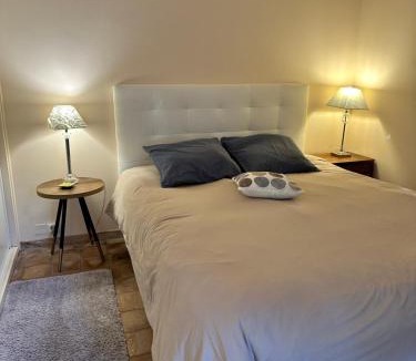 Les Hauts de Villeneuve Apartment | Studio en rez-de-jardin arboré avec accès piscine et clim