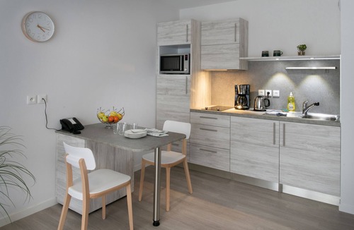 Le Puy-en-Velay Apartment | Studio Ensuite with Bath and Balcony