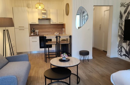 Hagondange Apartment | Studio-Ensuite with Shower-Street View-Le nid Coco