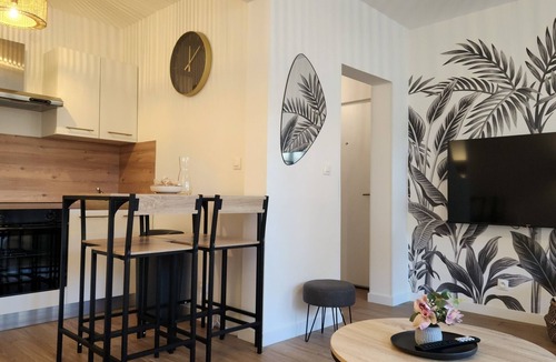 Hagondange Apartment | Studio-Ensuite with Shower-Street View-Le nid Coco