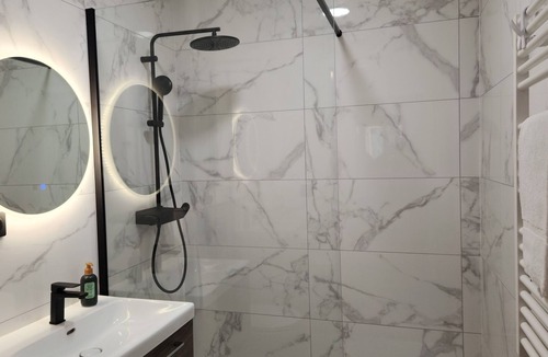 Hagondange Apartment | Studio-Ensuite with Shower-Street View-Le nid Coco