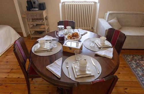 Jarnac Apartment | Studio-Ensuite with Shower-River view