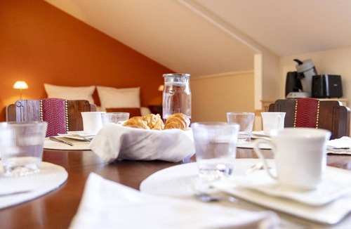 Jarnac Apartment | Studio-Ensuite with Shower-River view