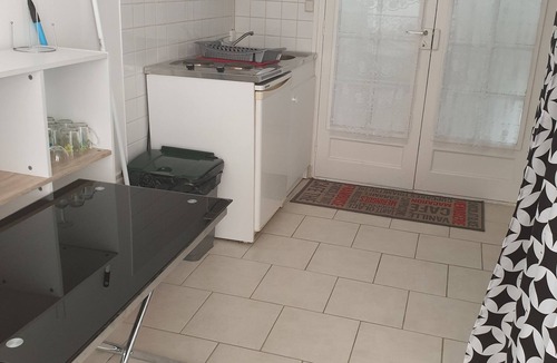 Issoudun House | Studio equipped with all comforts with location for vehicle near shops