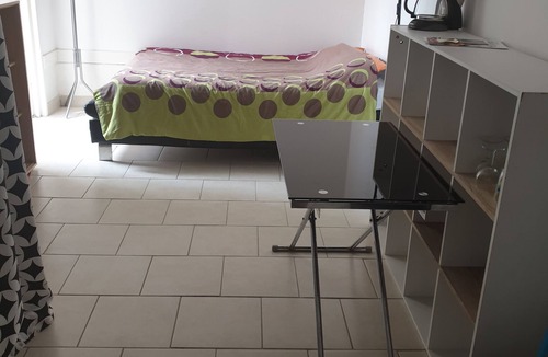 Issoudun House | Studio equipped with all comforts with location for vehicle near shops