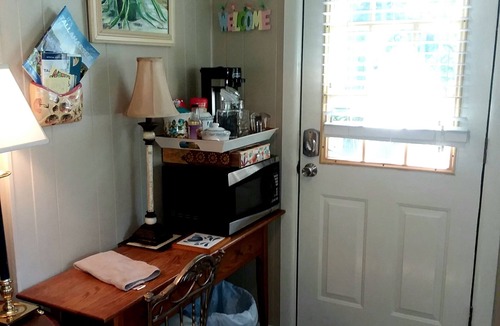 Tallahassee Apartment | Studio ESCAPE Cozy CLOSE-IN Kitchen Pool Work-Space