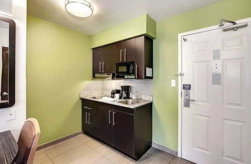 East Brunswick Hotel | Studio Escape Near New Brunswick