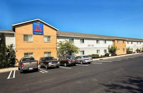 East Brunswick Hotel | Studio Escape Near New Brunswick