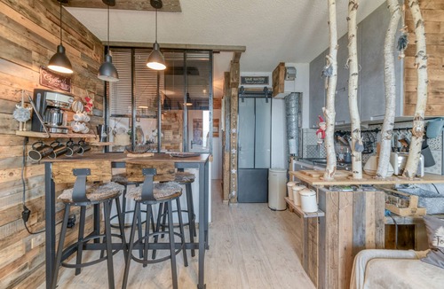 Eclose-Ouest Apartment | Studio 'Exceptional View' with Mountain Views, Balcony and Wi-Fi