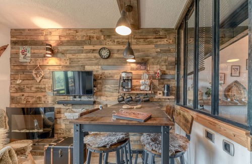 Eclose-Ouest Apartment | Studio 'Exceptional View' with Mountain Views, Balcony and Wi-Fi