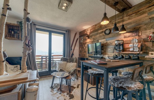 Eclose-Ouest Apartment | Studio 'Exceptional View' with Mountain Views, Balcony and Wi-Fi