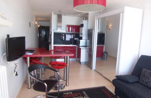 Les Sables d'Olonne Apartment | Studio face mer avec balcon, proche commerces et plage - FR-1-197-164