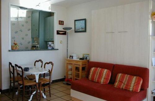 Les Sables d'Olonne Apartment | Studio Face Plage aux Sables d'Olonne avec Balcon, Ascenseur et Proximité Centre-Ville - FR-1-331-46