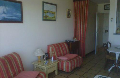 Les Sables d'Olonne Apartment | Studio Face Plage aux Sables d'Olonne avec Balcon, Ascenseur et Proximité Centre-Ville - FR-1-331-46