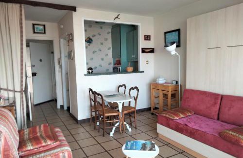 Les Sables d'Olonne Apartment | Studio Face Plage aux Sables d'Olonne avec Balcon, Ascenseur et Proximité Centre-Ville - FR-1-331-46