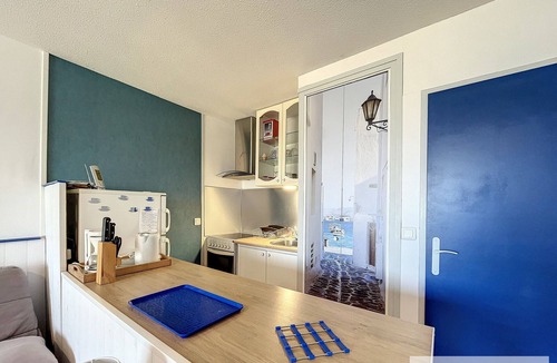Courseulles-sur-Mer Apartment | Studio facing marina with parking