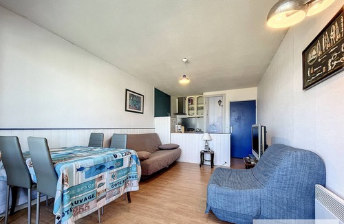 Courseulles-sur-Mer Apartment | Studio facing marina with parking