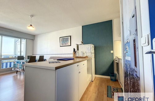 Courseulles-sur-Mer Apartment | Studio facing marina with parking