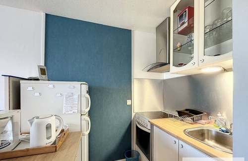 Courseulles-sur-Mer Apartment | Studio facing marina with parking