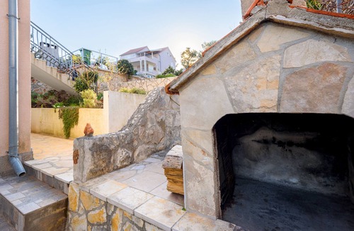 Vrbanj Apartment | Studio flat near beach Basina, Hvar (AS-11817-b)