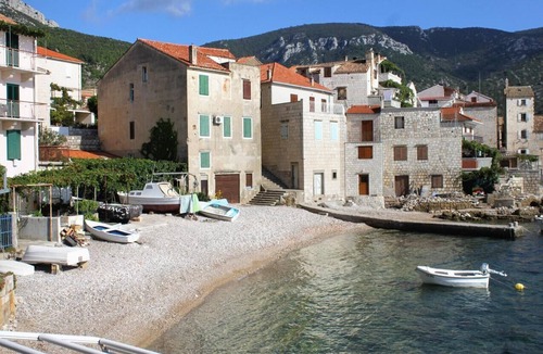 Komiza Apartment | Studio flat near beach Komiža, Vis (AS-2429-c)
