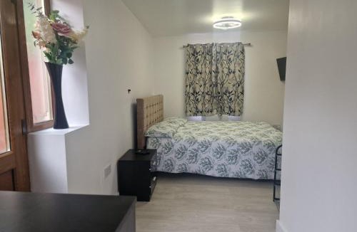 Heaton Apartment | Studio Flat on Straight Road, Harold Hill,