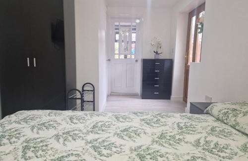 Heaton Apartment | Studio Flat on Straight Road, Harold Hill,