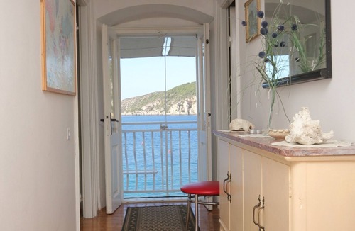 Komiza Apartment | Studio flat with terrace and sea view Komiža, Vis (AS-2431-a)