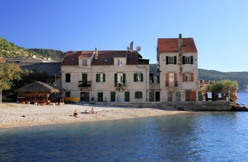 Komiza Apartment | Studio flat with terrace and sea view Komiža, Vis (AS-2431-a)