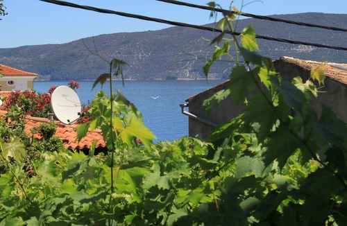 Valun Apartment | Studio flat with terrace and sea view Valun, Cres (AS-8081-a)