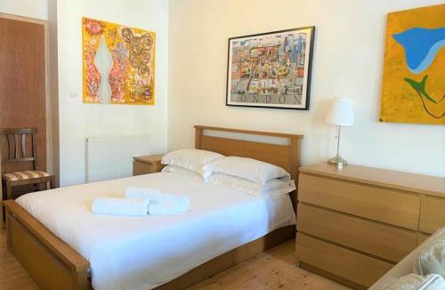 Kentish Town Apartment | Studio Flat without kitchen at Kentish Town