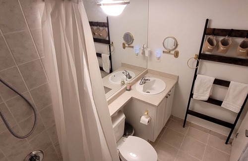 Niagara Condo | Studio for 2 in Downtown Toronto
