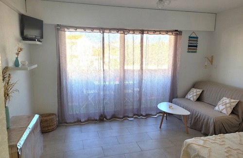 Les Arenes Apartment | Studio for 4 with swimming pool and parking