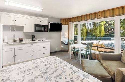 Bend Cottage | Studio for Two on the Deschutes!