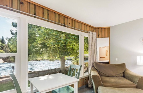 Bend Cottage | Studio for Two on the Deschutes!