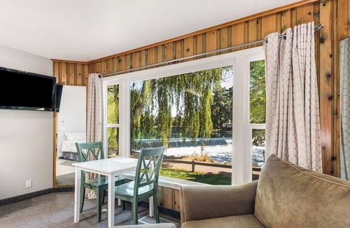 Bend Cottage | Studio for Two on the Deschutes!