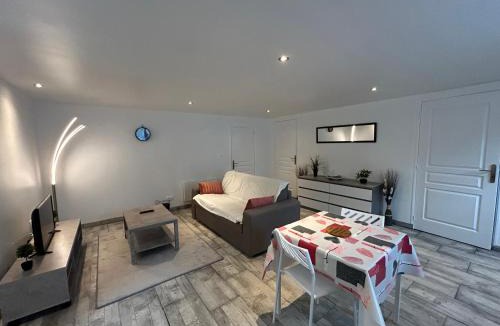 Nanteuil-en-Vallee Apartment | Studio