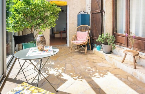 Saint-Martin-de-Londres Apartment | Studio flat with conservatory and garden