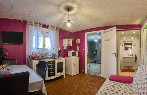 Saint-Victor-de-Cessieu Apartment | Studio Apartment with Private Terrace, Wi-Fi and Air Conditioning