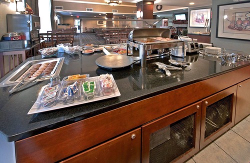 Graysville Apartment | Studio | Free Breakfast Buffet, Pool & Gym Access