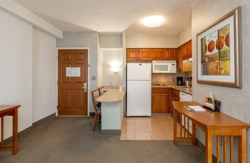 Shearer Hills - Ridgeview Apartment | Studio | Free Breakfast + Outdoor Pool and Hot Tub