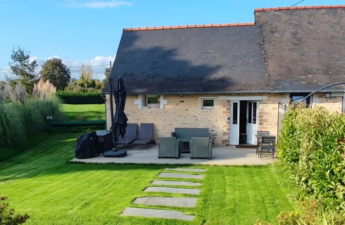 Saint-Fort House | Studio 'Gîte B du Domaine de l'Epinay' with Private Terrace, Garden and Wi-Fi