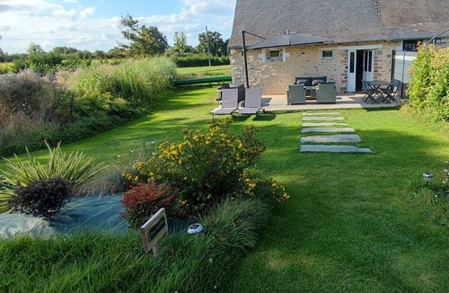 Saint-Fort House | Studio 'Gîte B du Domaine de l'Epinay' with Private Terrace, Garden and Wi-Fi