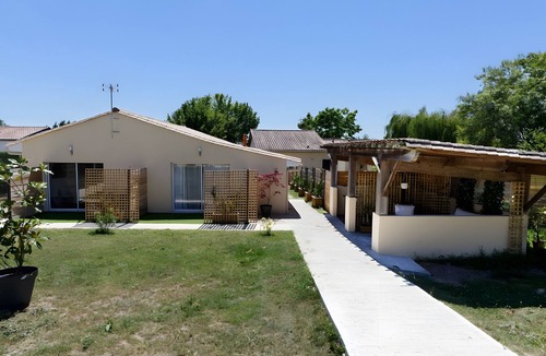 Saint-Savin Apartment | Studio 'Gîte Cosy' with Shared Terrace, Wi-Fi and Air Conditioning