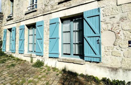 Laon Apartment | Studio Green Velvet