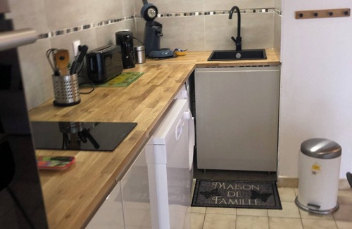 Saint-Martin-de-Bromes Apartment | Studio in Provence, 5 minutes from Gréoux les Bains.