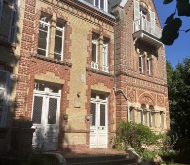 Villers-sur-Mer Apartment | Studio in a 19th century villa with parking