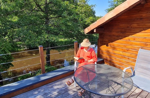 Savignac-de-Nontron Apartment | STUDIO IN A GREEN SETTING