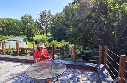 Savignac-de-Nontron Apartment | STUDIO IN A GREEN SETTING