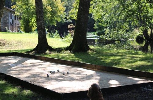 Savignac-de-Nontron Apartment | STUDIO IN A GREEN SETTING